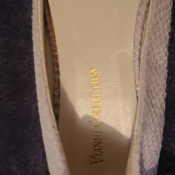 VINTAGE OFF-WHITE SNAKESKIN pointed flat with gold hardware - Picture 3 of 4